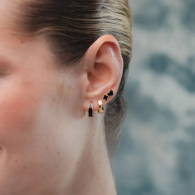 Kolczyk koniczynka z czarną emalią 7,9 mm; srebrny pozłacany